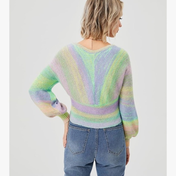 Cute cropped multi color overlap sweater - Picture 3 of 3